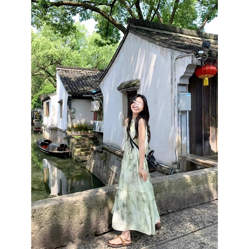 新中式女装无袖挂脖连衣裙子夏季清冷松弛感穿搭吊带绿色碎花长裙