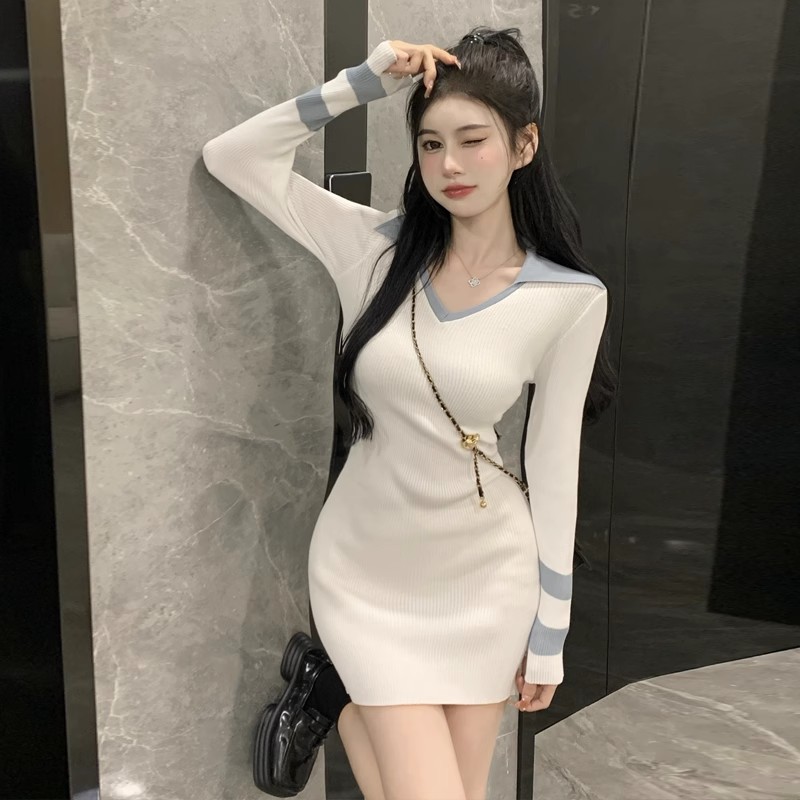 秋冬新款气质名媛V领拼色设计感小众修身显瘦包臀针织连衣裙