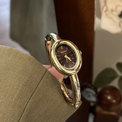 椭圆迷你浴缸金色手镯式手表