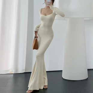 法式性感纯欲风方领针织连衣裙女秋冬修身显瘦包臀鱼尾长袖毛衣裙