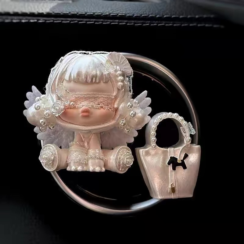 娃娃汽车香氛出风口夹包包车载香薰礼物扩香车内饰品新车香水装饰