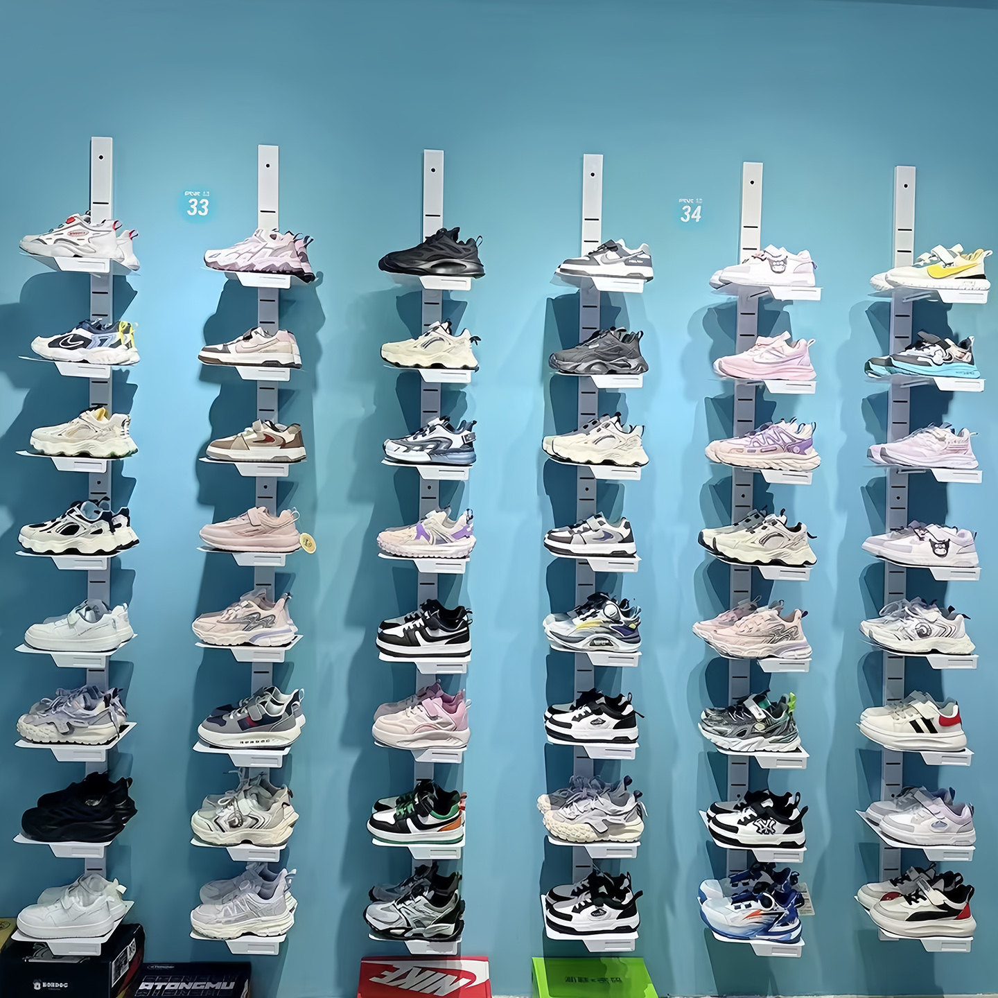 一双鞋子展示架鞋店鞋架服装店铺运动鞋专用陈列货架上墙双鞋托架