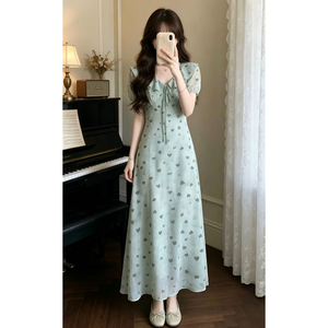 法式气质爱心印花绿色连衣裙子女夏季2026新款高级感收腰显瘦长裙