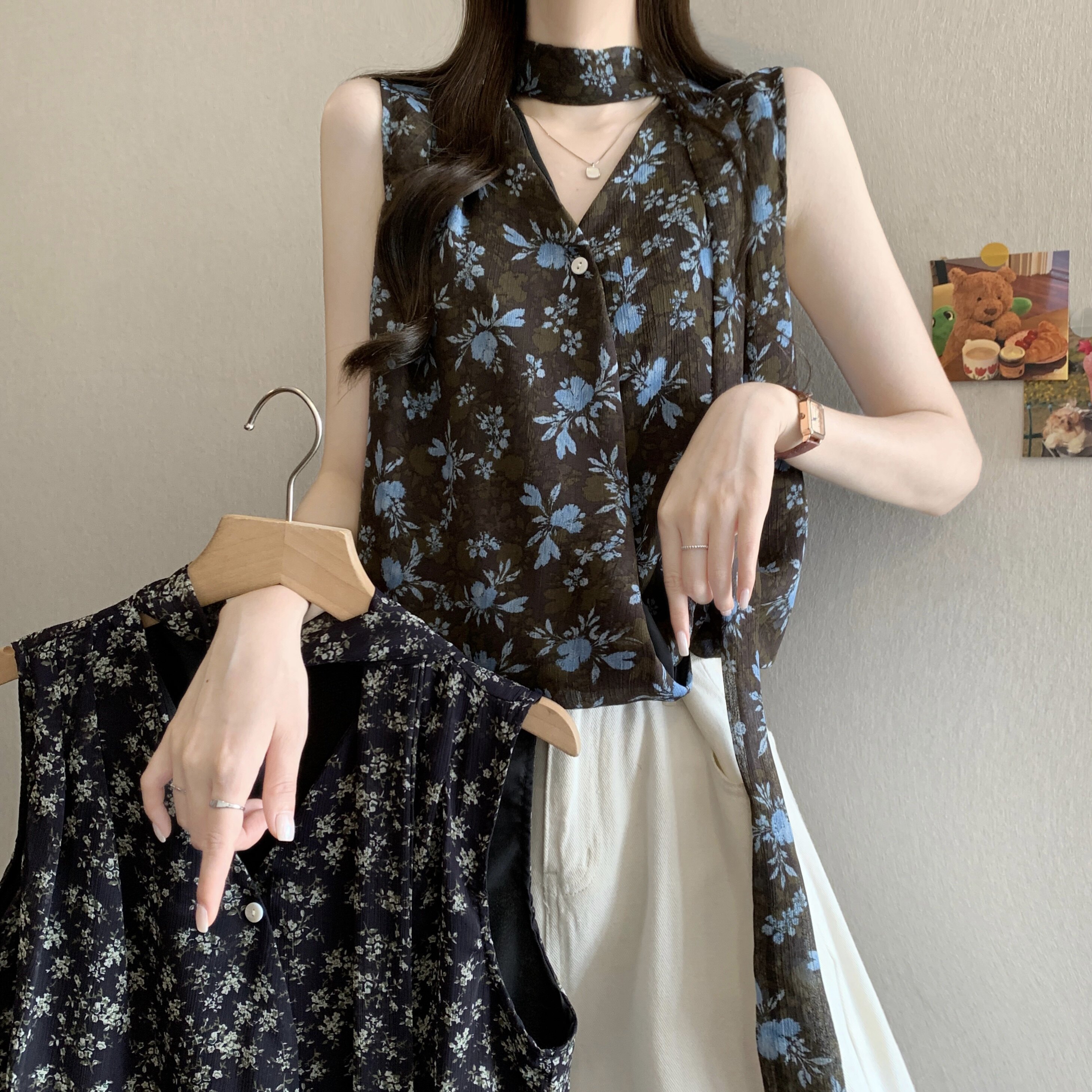 复古辣妹风挂脖 V 领碎花无袖背心女夏季收腰显瘦雪纺上衣