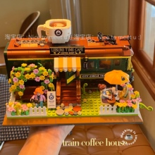 它可是在绿皮火车里的咖啡屋诶！复古火车咖啡屋积木拼装玩具礼物