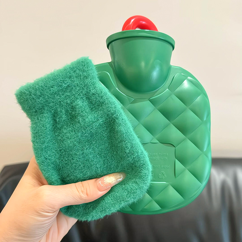 绿色热水袋注水加厚防爆硅胶女生姨妈痛经热敷用便携暖手宝带毛套
