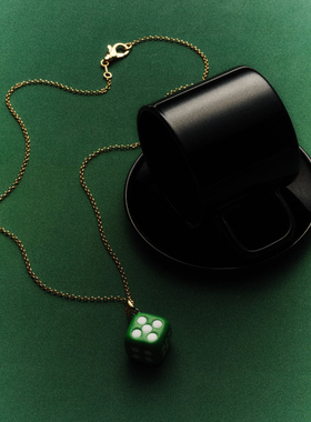VEERT The Dice Pendant Chain in Yellow Gold珍珠骰子项链