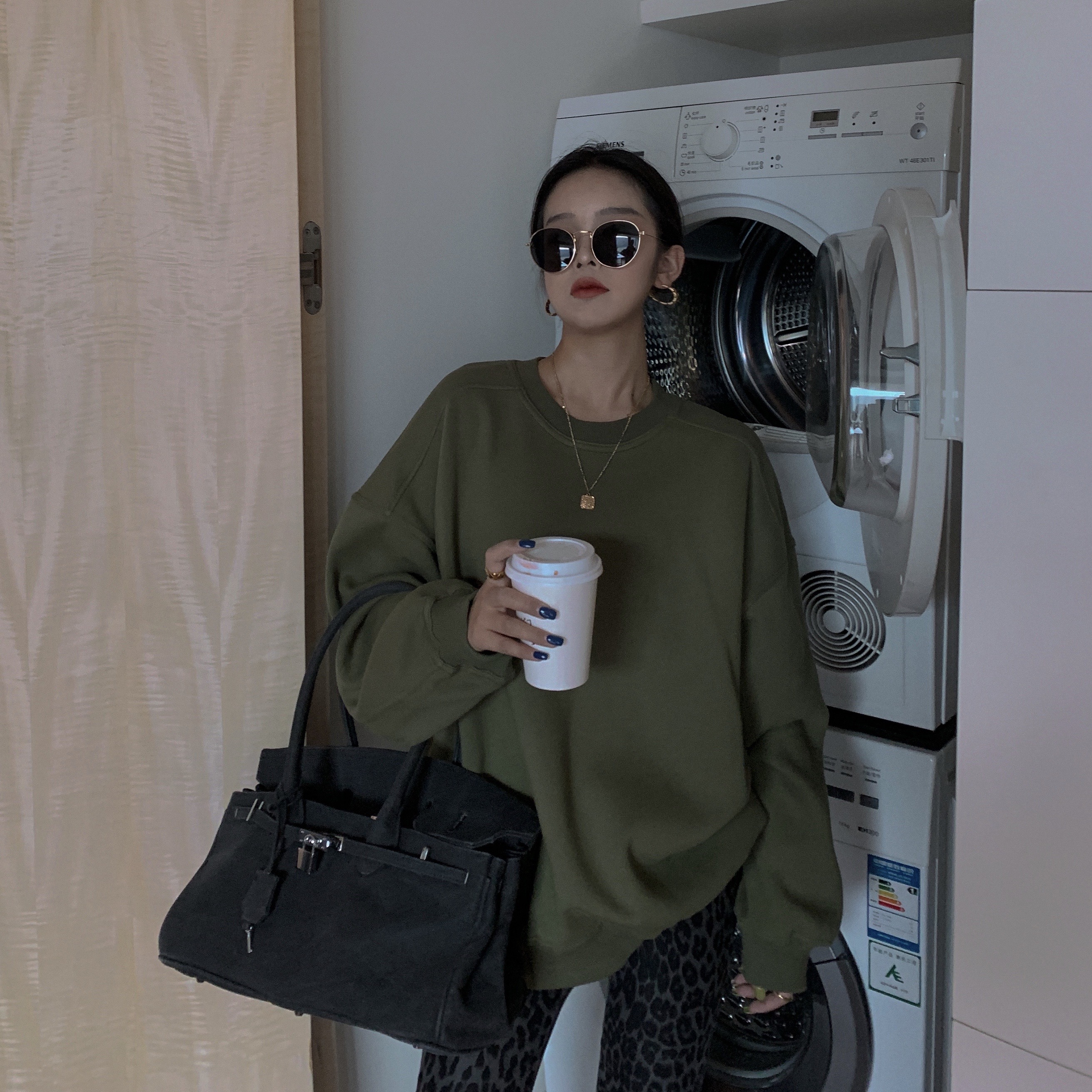 The solid color is loose in shape and beautiful in color. It's an indispensable sweater in autumn