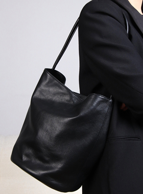 进口羊植鞣羊皮水桶包 百搭女腋下包 TR老钱风女包 极简轻奢款