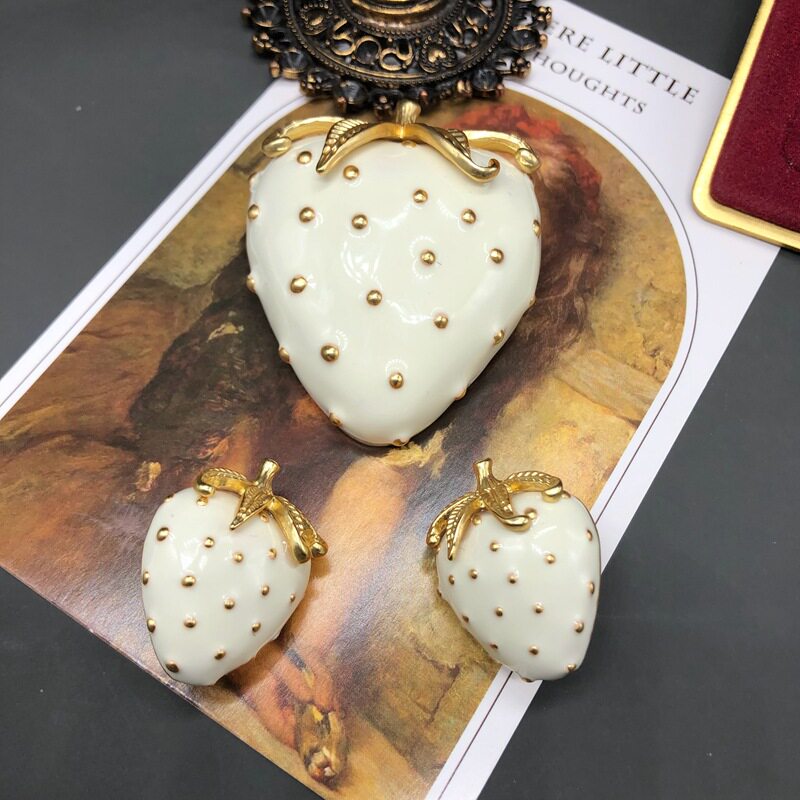 小众简约个性设计白色珐琅釉草莓胸针耳钉耳夹套装复古西洋风饰品