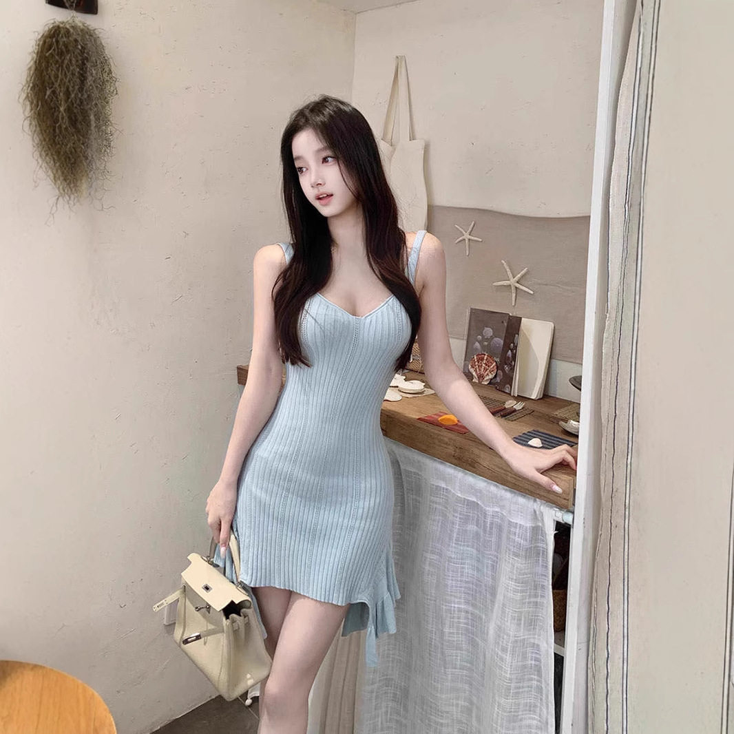 蓝色无袖吊带连衣裙女夏季温柔气质纯欲风修身显瘦不规则包臀短裙
