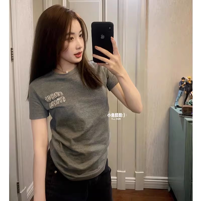 深圳南油高端短袖t恤女2025夏季新款灰色休闲小个子正肩字母镶钻