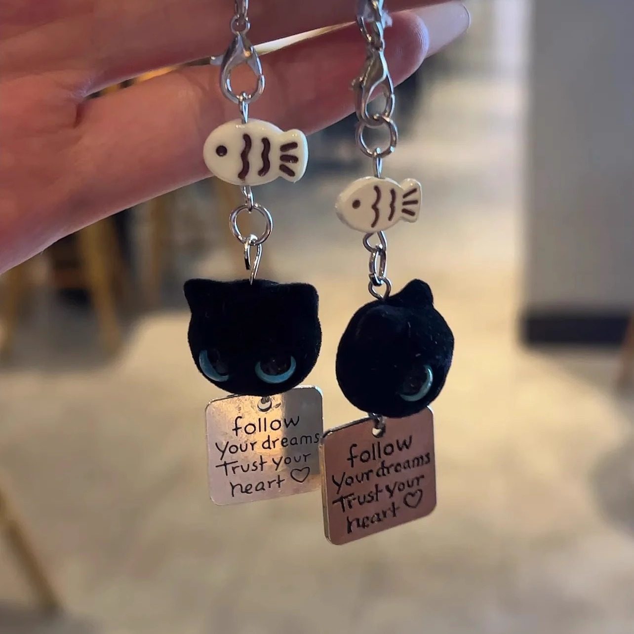 小红书同款【黑猫爱吃鱼】植绒包包钥匙扣手机挂件,服饰配件/皮带/帽子/围巾,钥匙扣,淘宝优惠券,粉丝福利购,淘宝优惠卷