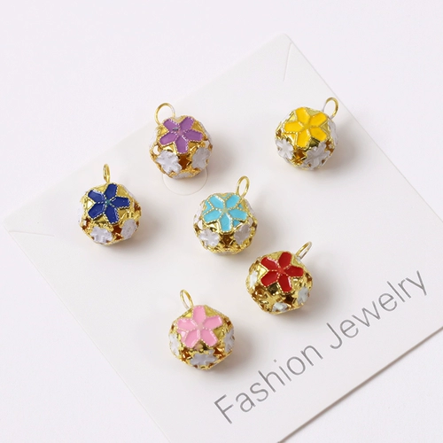 Виндбелл висят ювелирные украшения в японском стиле и вишне -цвете