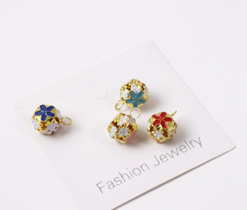 Виндбелл висят ювелирные украшения в японском стиле и вишне -цвете