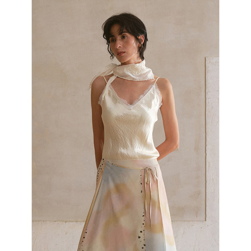 ii sense 26SS春夏新品 蕾丝设计纯色垂感吊带女肌理感醋酸上衣