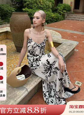 JACQUES WEI 25PF早秋新品 黑白花卉抽褶度假感吊带连衣裙中长款