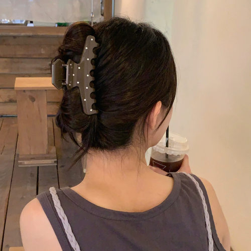 简约波点鲨鱼夹后脑勺盘发
