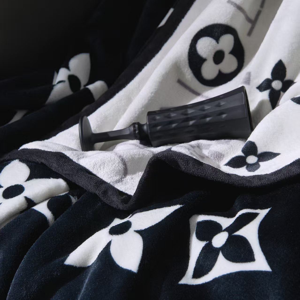 黑白老花四叶草毛毯双面印花复合毯子时尚沙发盖毯经典潮牌休闲毯