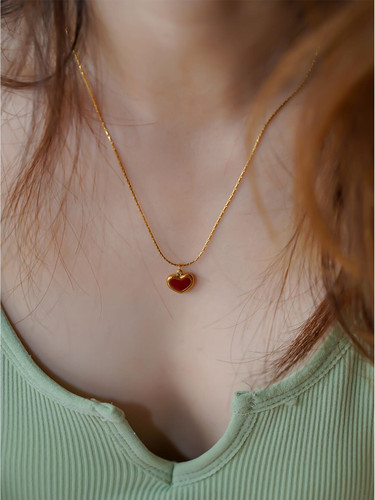 小巧玲珑红色爱心项链