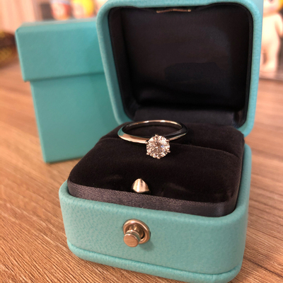 透亮冰闪经典六钻钻戒婚礼