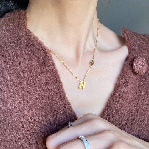 兼具设计感与品味的字母H项链