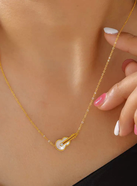 自由潇洒!意义非凡追求热爱音乐艺术女孩吸睛气质小吉他项链仿金