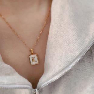 原创欧美不掉色金牌方块字母项链女轻奢小众叠戴贝壳锁骨链毛衣链