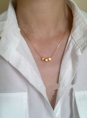 轻松随意感氛围感拉满的三金珠项链设计感十足日常通勤约会都适配
