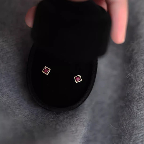 小小一颗很提气色!宝石红亮眼活力朝气蓬勃感小巧耳钉精致养耳洞