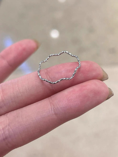银色闪沙波浪戒指女简约纤细素圈尾戒极细秀气叠戴不规则线条指环