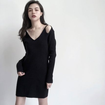 高端定制网红女神精品春秋长袖打底裙黑色V领露肩修身针织连衣裙