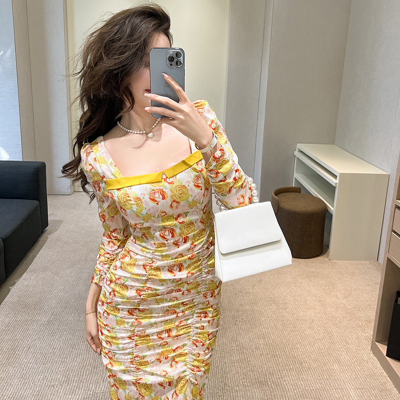 小众温柔风过年轻别致连衣裙女秋季新款洋气质修身显瘦包臀中长裙