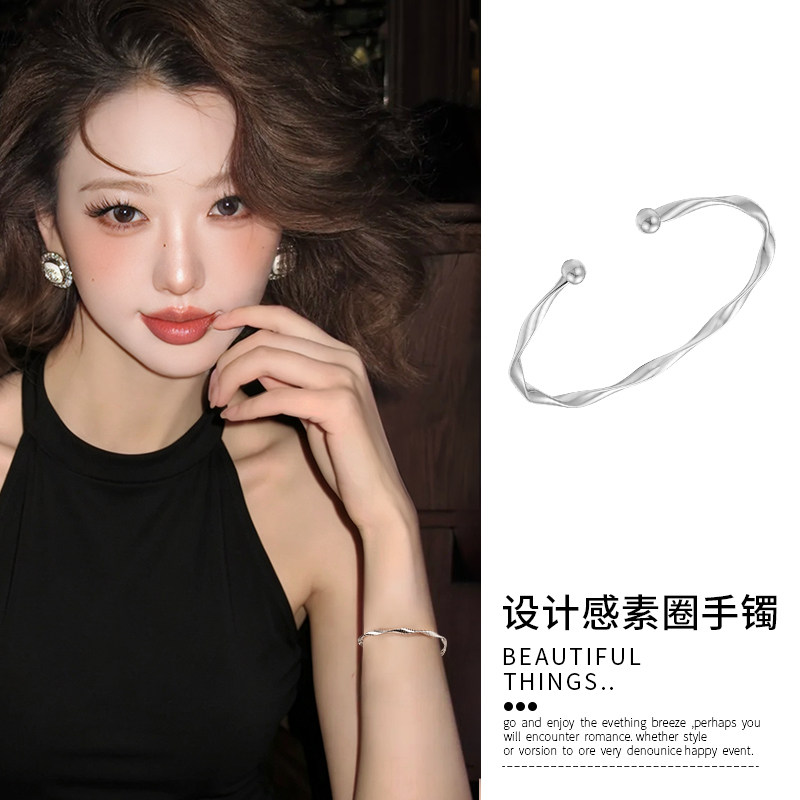 银色素圈手镯女2026新款气质图片