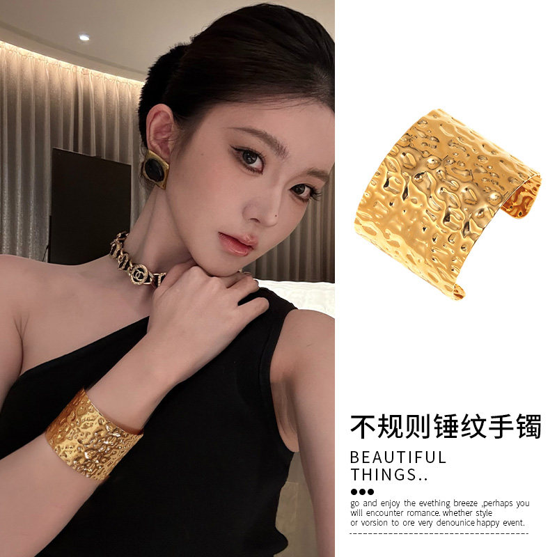 金色不规则复古锤纹手镯女款独特图片