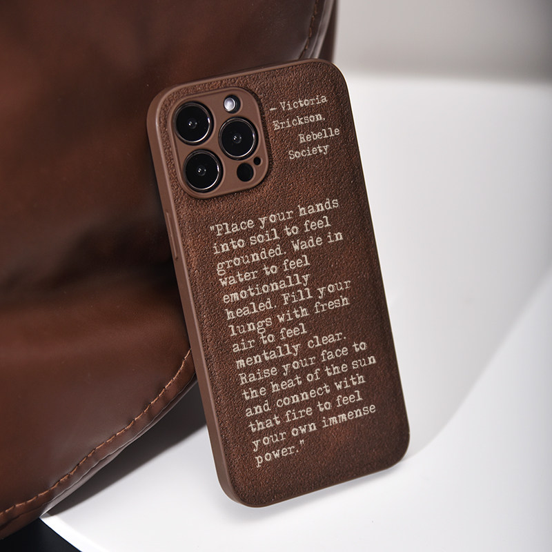 文艺英文陨石坑皮革Clory适用于苹果iphone14promax手机壳13promax全包防摔创意12PRO/11/XS新款原创咖啡色