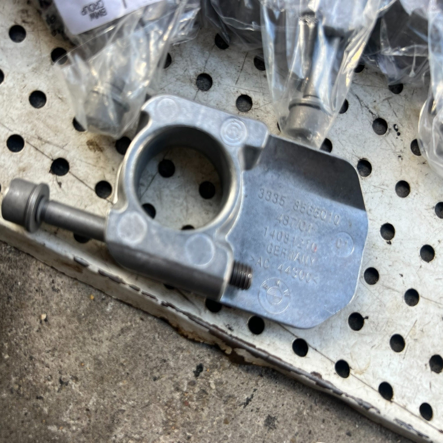 宝马F750GS F850GS F900R F900XR 后轮拉码、右边，原厂全新