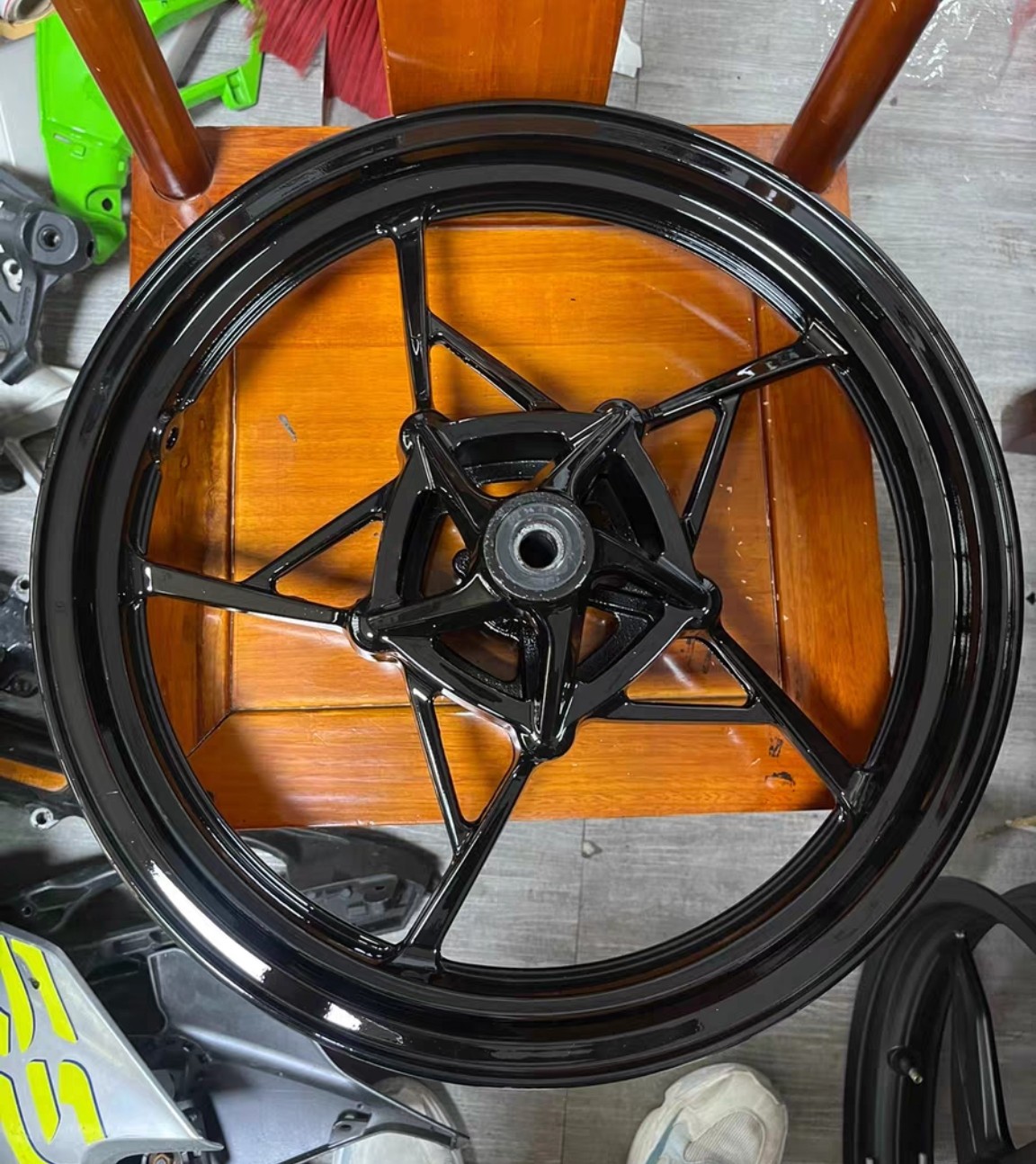 忍者400前轮毂一个原装二手拆车 成色漂亮 无伤无变型正常使用