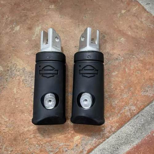 哈雷骑手前脚蹬脚踏脚踏