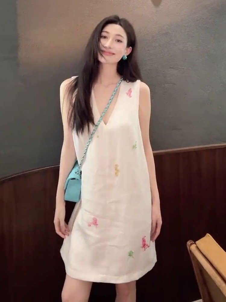 秋季穿搭法式超好看独特漂亮裙子高端精致千金风白色V领连衣裙女