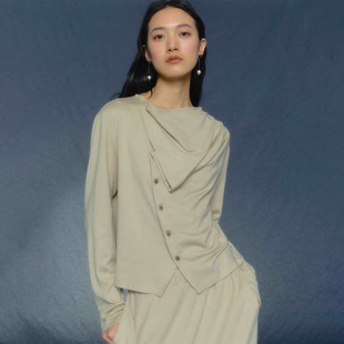 月泠泠 「岑寂」2025年秋季燕麦色羊毛荡领设计师款针织套装上衣