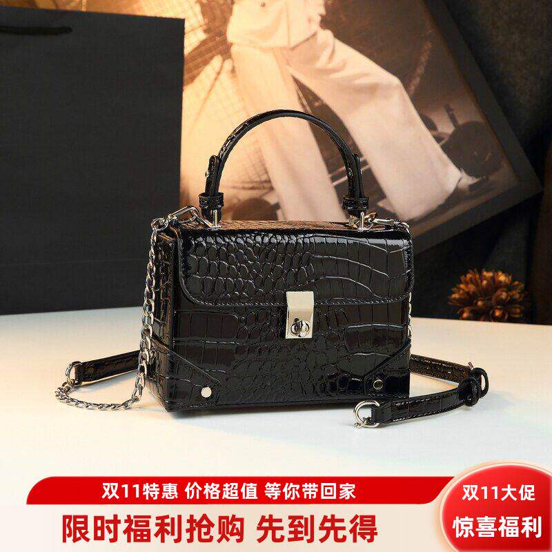 箱包小众亮面日常高级方扣女款鳄鱼小手提随身纹铆钉包方盒通勤