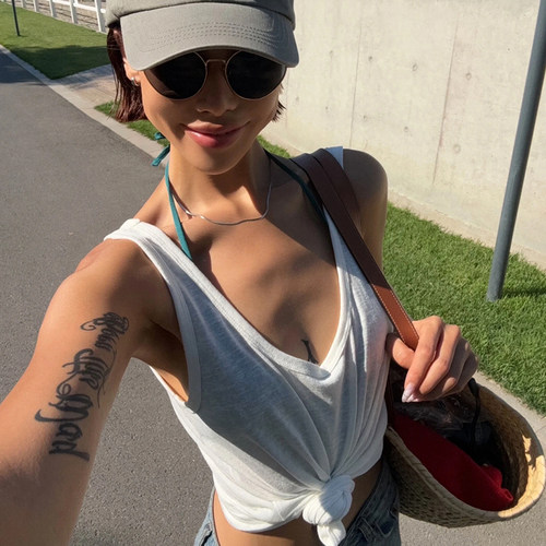BM透感辣妹风露背棉质背心老头衫