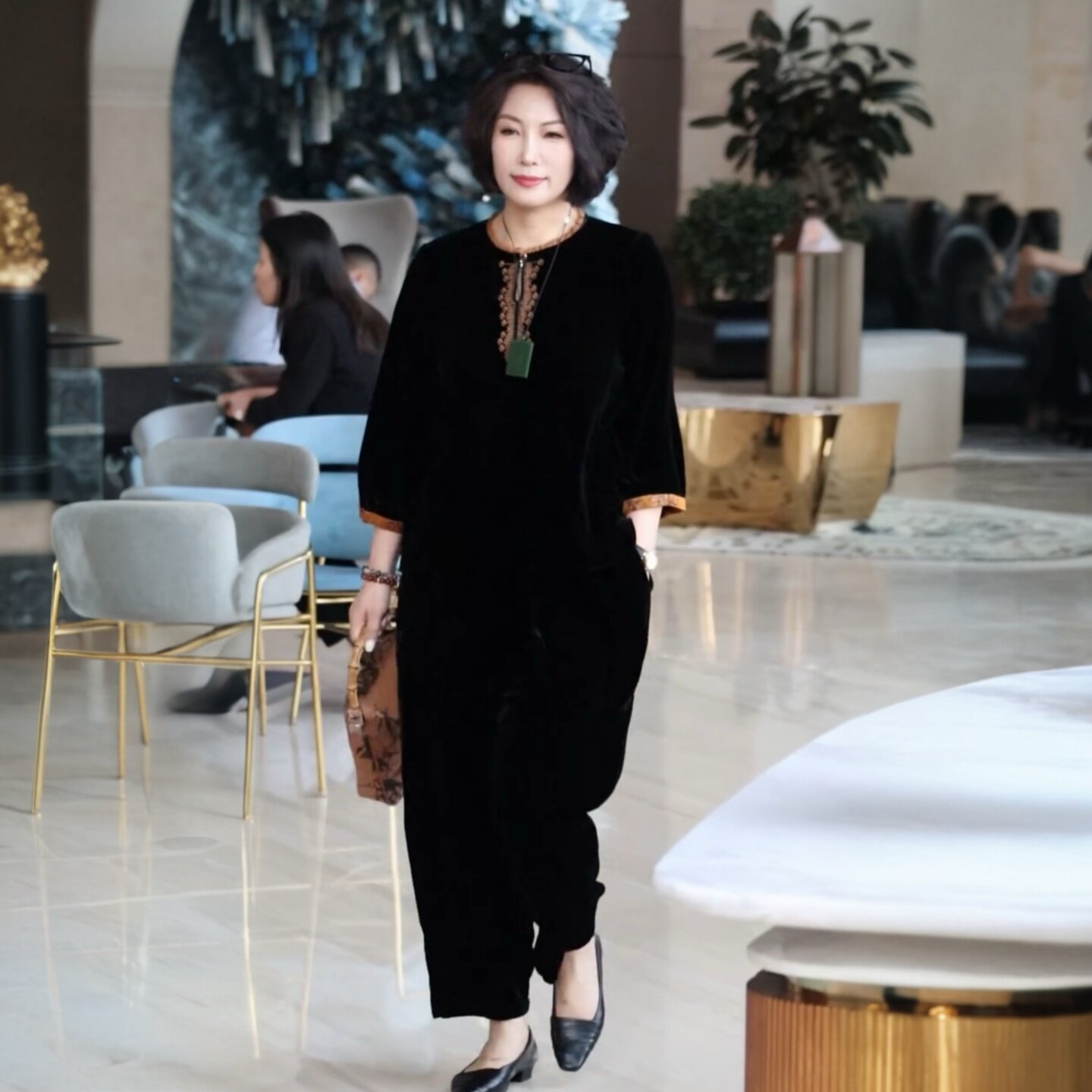 阔太太国风新款撞色中老年妈妈上衣秋季丝绒圆领洋气大码两件套装