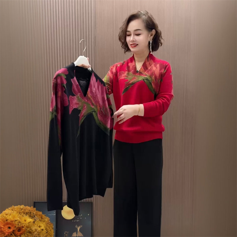 时尚年轻妈妈V领烫钻打底衫秋冬高端长袖洋气宽松遮肉针织衫毛衣