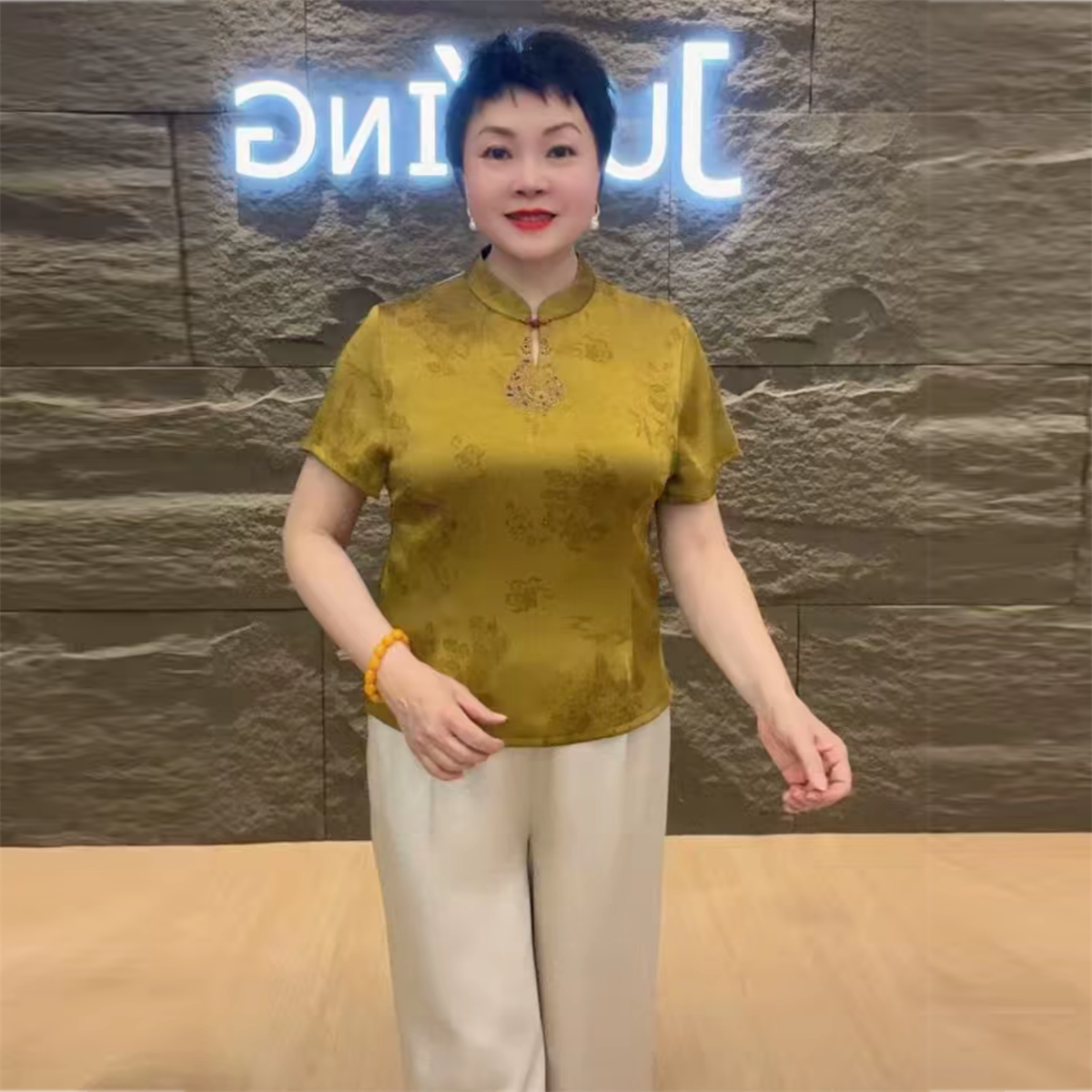 夏季新款醋酸短袖洋气立领减龄旗袍上衣中年妈妈宽松遮肉绣花小衫