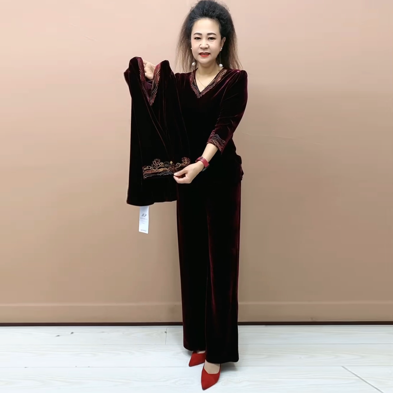 秋冬中老年v领重工绣花丝绒大码宽松遮肉妈妈弹力上衣阔腿裤套装