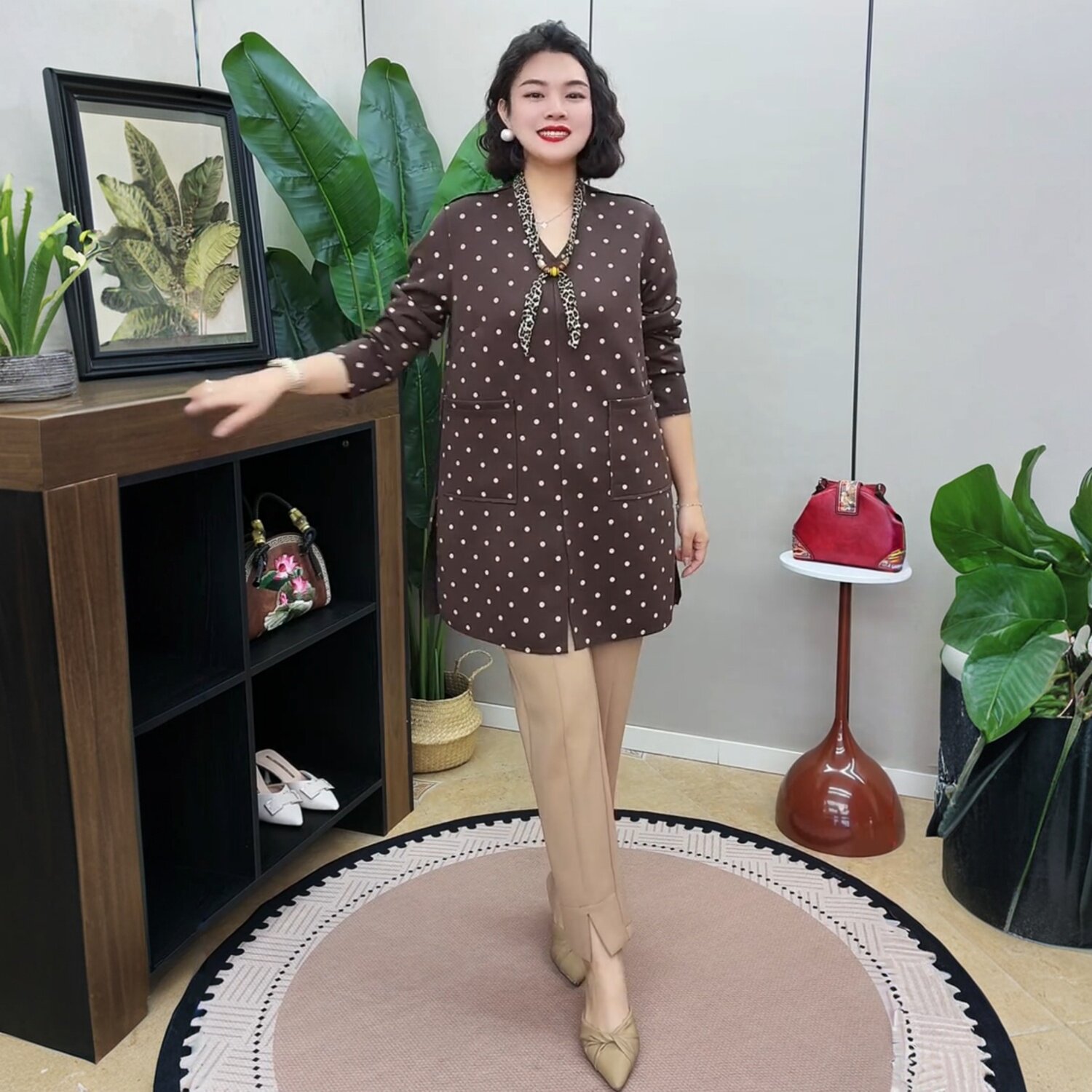 高贵气质春秋洋气妈妈宽松遮肚子中长款波点大版衫遮肉显瘦两件套