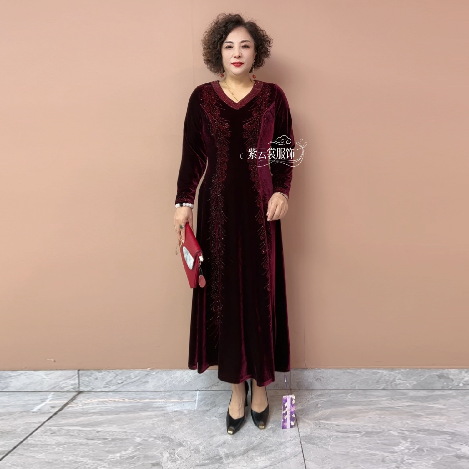 高贵气质中老年妈妈秋冬V领连衣裙丝绒镶钻宽松显瘦弹力大码长裙