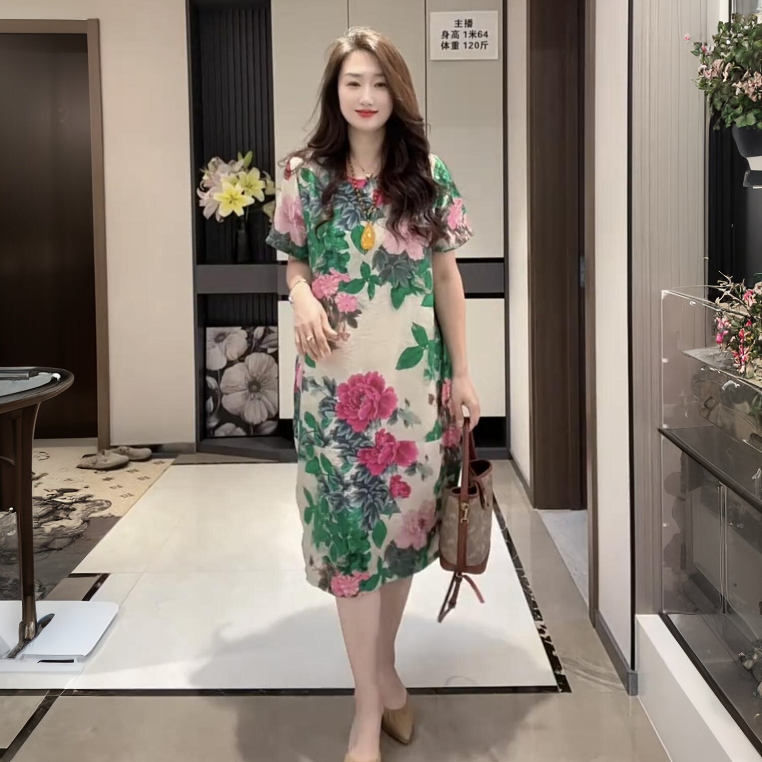 高端夏季中老年妈妈短袖气质减龄花色连衣裙时尚宽松大版遮肉长裙